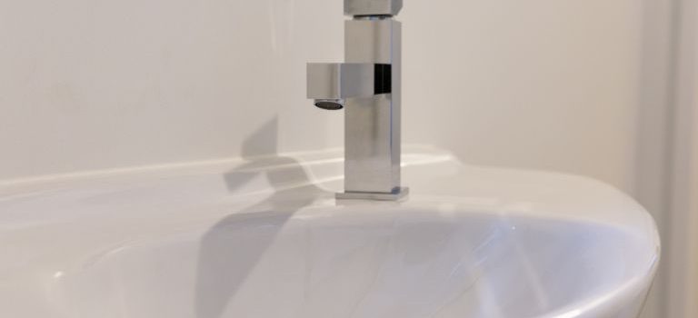 毎日の水を安心に変える家庭用蛇口型浄水器とカートリッジ交換の重要性